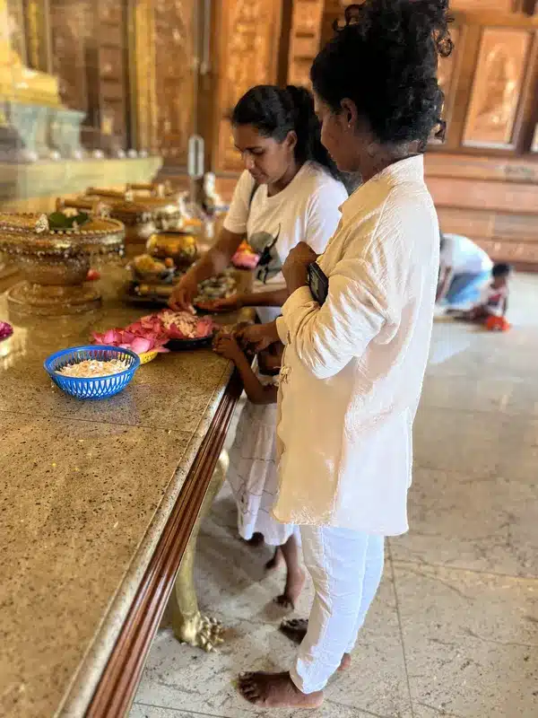 Prière dans un temple Bouddhiste au Sri Lanka